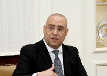 وزير الإسكان: دفع العمل بالطرق والمرافق بالأراضي المضافة لمدينتي سفنكس والشروق