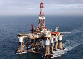 أسعار النفط تواصل الانخفاض وبرنت يحوم حول 85 دولاراً للبرميل