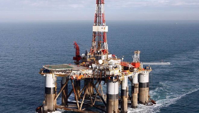 أسعار النفط تواصل الانخفاض وبرنت يحوم حول 85 دولاراً للبرميل