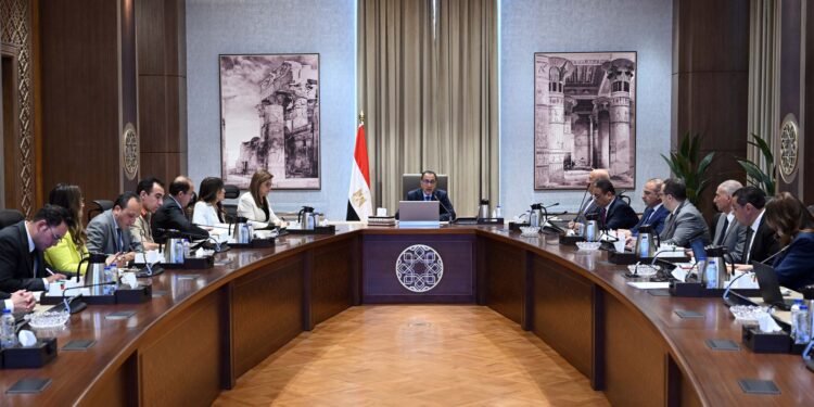 رئيس الوزراء يُتابع إجراءات وضع سقف للاستثمارات العامة