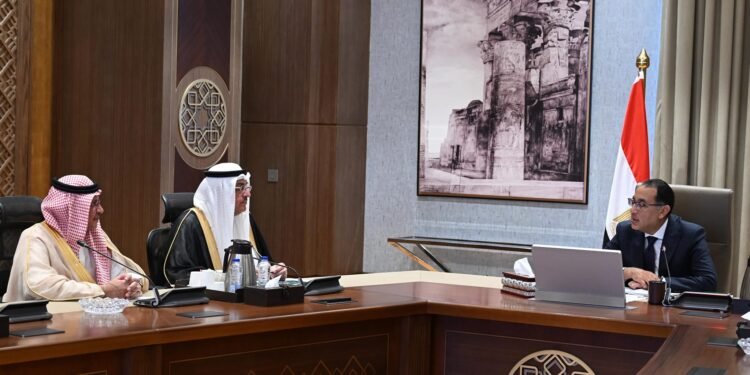 رئيس الوزراء يبحث مع مسئوليين سعوديين ضخ استثمارات جديدة في مصر