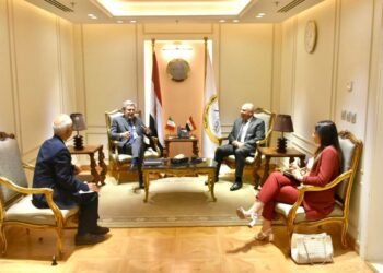 وزير النقل يبحث مع السفير الإيطالي بالقاهرة آخر مستجدات مشروع “رورو”