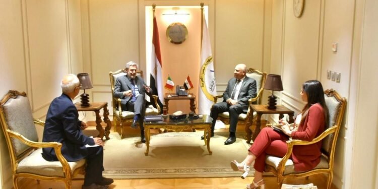 وزير النقل يبحث مع السفير الإيطالي بالقاهرة آخر مستجدات مشروع “رورو”