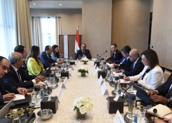 رئيس الوزراء يلتقي نائب رئيس مؤسسة التمويل الدولية والوفد المرافق له