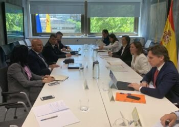 وزير النقل مع نظيره الإسباني إعادة تاهيل قطارات مترو الأنفاق