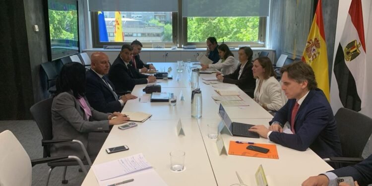 وزير النقل مع نظيره الإسباني إعادة تاهيل قطارات مترو الأنفاق