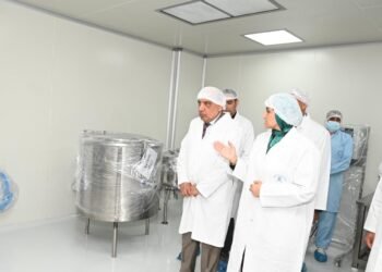 وزير قطاع الأعمال العام يتفقد مصانع الشركة العربية للأدوية
