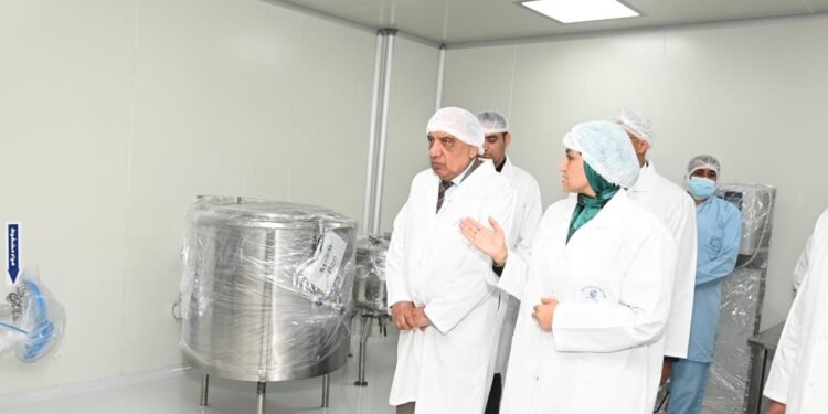 وزير قطاع الأعمال العام يتفقد مصانع الشركة العربية للأدوية