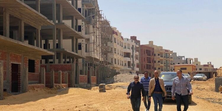  إطلاق التيار الكهربائي وتشغيل محطة الصرف الصحي بأراضي “بيت الوطن”