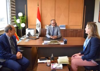 وزير الإسكان يتابع تنفيذ مشروعات مياه الشرب بالتعاون مع بنك الاستثمار الأوروبي