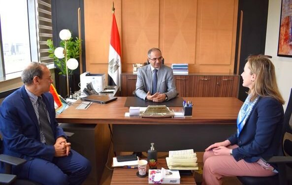 وزير الإسكان يتابع تنفيذ مشروعات مياه الشرب بالتعاون مع بنك الاستثمار الأوروبي