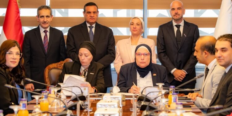 توقيع عقد تشغيل مصنع معالجة المخلفات بالمحلة الكبرى