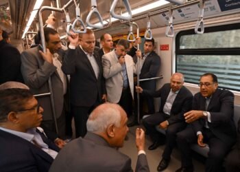 مدبولي يستقل عربات المترو بين محطتي “جامعة القاهرة” و”التوفيقية” لمتابعة انتظام الحركة 