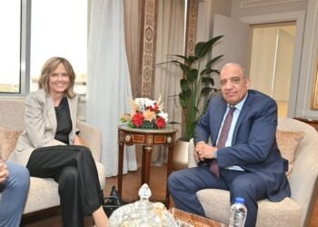 محمود عصمت يتابع مشروع الطاقة الشمسية بنجع حمادي لإنتاج كهرباء النظيفة