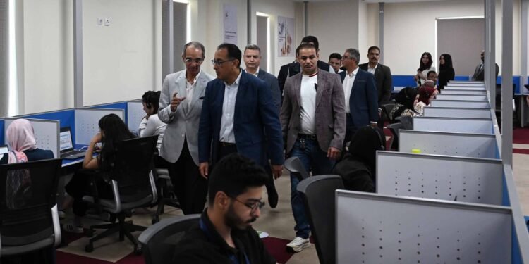 رئيس مجلس الوزراء يتفقد المنطقة التكنولوجية بمدينة برج العرب الجديدة