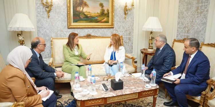 وزيرة التخطيط والتنمية الاقتصادية تبحث سبل التعاون مع نظيرتها التونسية