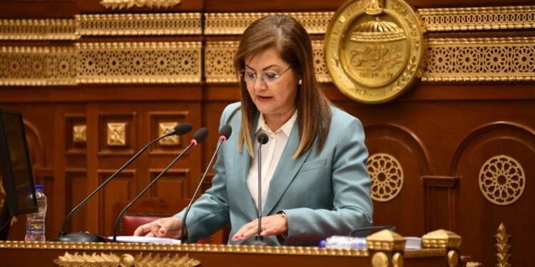 خطة التنمية الاقتصادية لـ24/2025 تستهدف توفير نحو 900 ألف فرصة عمل