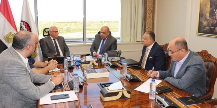 وزير قطاع الأعمال العام يستقبل محافظ بورسعيد لبحث إقامة مشروعات استثمارية 