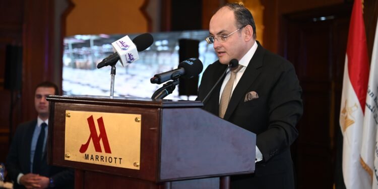 وزير التجارة والصناعة يستعرض خطط الحكومة لتحقيق مستهدفات التنمية الصناعية