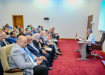 وزيرة البيئة تجتمع بالعاملين بجهاز تنظيم إدارة المخلفات لمتابعة سير العمل