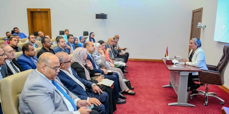 وزيرة البيئة تجتمع بالعاملين بجهاز تنظيم إدارة المخلفات لمتابعة سير العمل