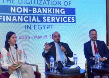 رئيس الرقابة المالية يستعرض جهود التحول الرقمي بالقطاع المالي غير المصرفي