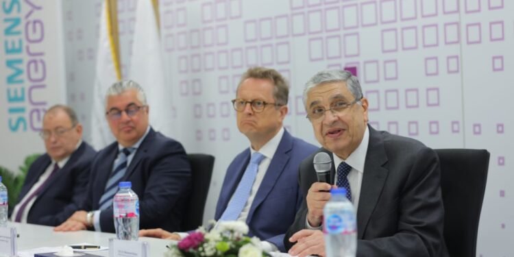 وزير الكهرباء يشهد احتفالية “سيمنس” لتدشين تشغيل نظام الطاقة الشمسية الكهروضوئية