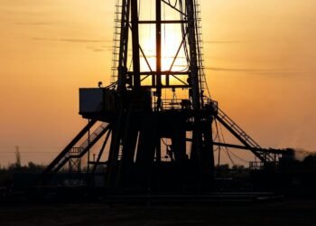 أسعار النفط تقترب من أدنى مستوى منذ منتصف مارس