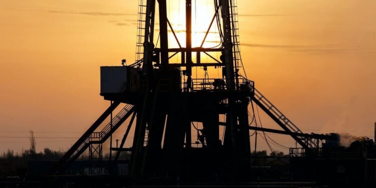 أسعار النفط تقترب من أدنى مستوى منذ منتصف مارس