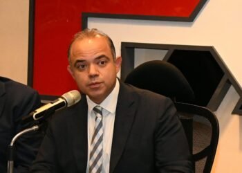 “الرقابة المالية”: عمل المستثمرين على خفض الانبعاثات الكربونية سيمنحهم عوائد مالية