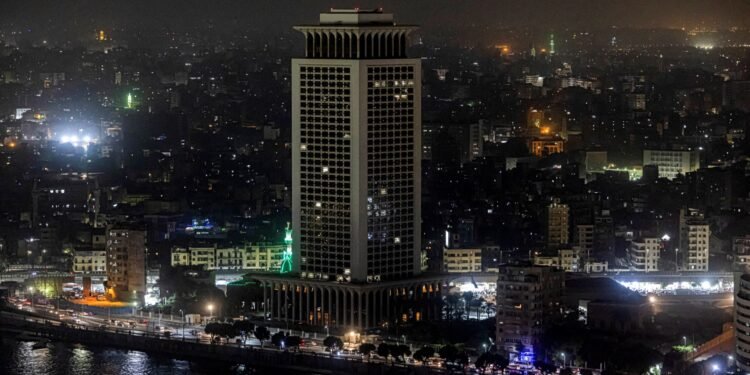 مصر تؤجل رفع فاتورة الكهرباء حتى سبتمبر