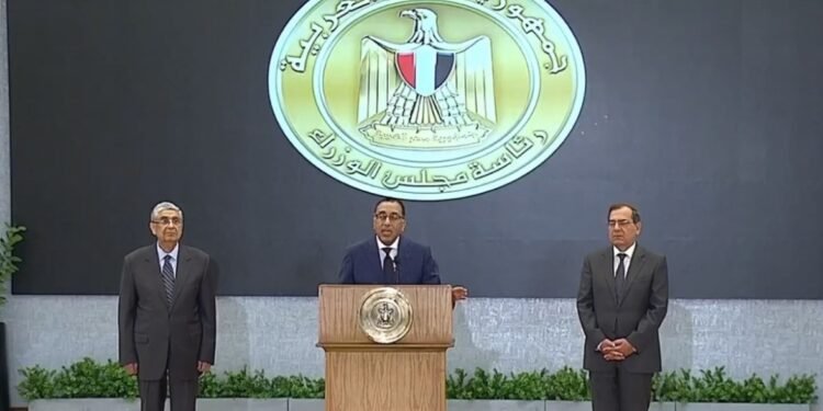 الحكومة تضع خطة بتكلفة مليار دولار لتخفيف فترة انقطاع الكهرباء