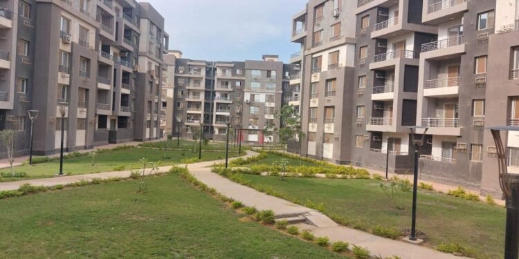 بلومبرج: تحرير الجنيه يبطئ وتيرة تسليم الوحدات العقارية في مصر