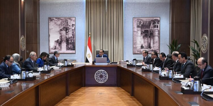 عاجل.. رئيس الوزراء يناقش حلول مشكلة انقطاع الكهرباء وتخفيف الأحمال