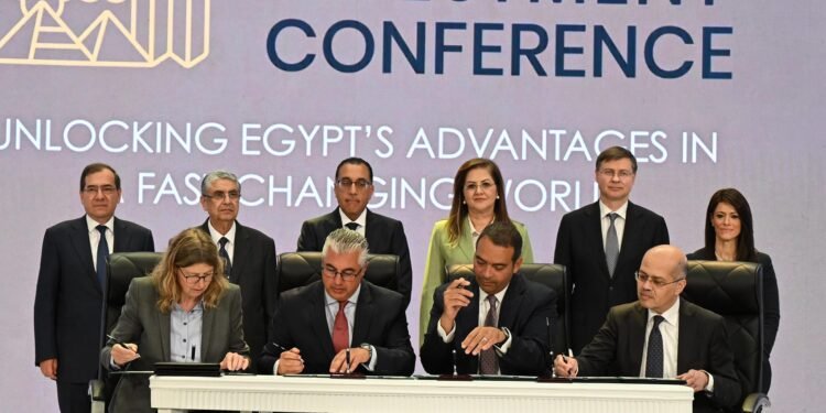 رئيس الوزراء يشهد توقيع اتفاقية دراسة جدوى لتصنيع السيارات بشرق بورسعيد