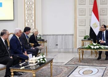 رئيس الوزراء يلتقي رئيسة منطقة شمال أفريقيا والمشرق العربي بشركة إيني الإيطالية