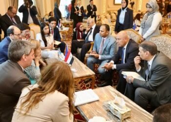  وزير النقل يلتقي نائب رئيس بنك الاستثمار الأوروبي لمتابعة المشروعات المشتركة