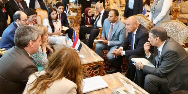  وزير النقل يلتقي نائب رئيس بنك الاستثمار الأوروبي لمتابعة المشروعات المشتركة