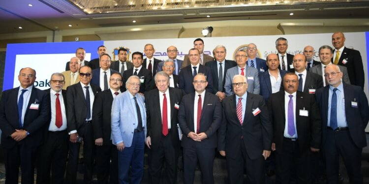 “المحاسبين والمراجعين” تكرم رئيس الرقابة المالية لمجهوداته في تطوير معايير المحاسبة