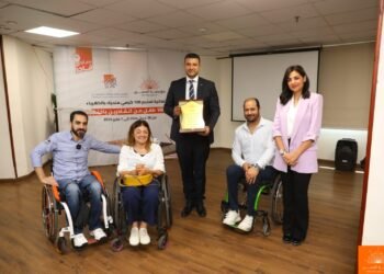 مؤسستا “التجاري الدولي” تحتفل بتسليم 100 كرسي كهربائي للأطفال   