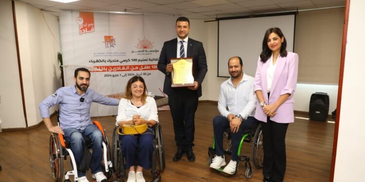 مؤسستا “التجاري الدولي” تحتفل بتسليم 100 كرسي كهربائي للأطفال