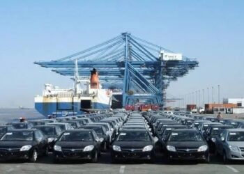 مصر تحتجز 13 ألف سيارة في الموانئ وسط غموض الأسباب