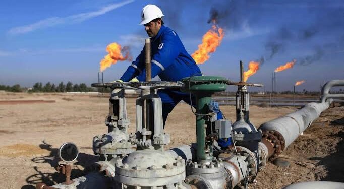 أسعار النفط ترتفع للأسبوع الثاني وسط تفاؤل بشأن الطلب