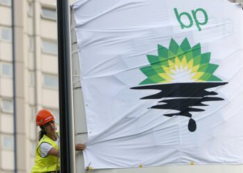 بي بي البريطانية توقف استثمارات الطاقة المتجددة للتركيز على النفط والغاز