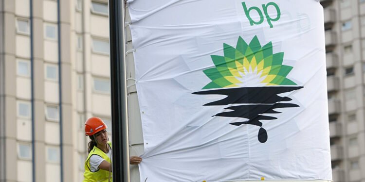 بي بي البريطانية توقف استثمارات الطاقة المتجددة للتركيز على النفط والغاز