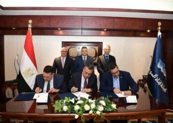 قناة السويس توقع اتفاقية تعاون لجمع مخلفات السفن العابرة للقارات