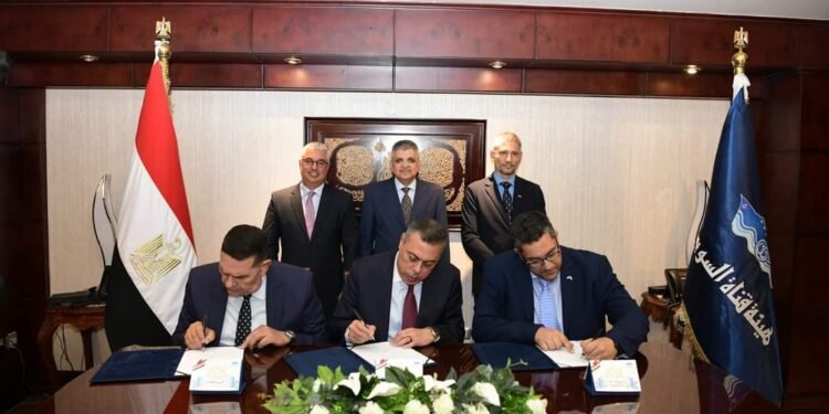 قناة السويس توقع اتفاقية تعاون لجمع مخلفات السفن العابرة للقارات