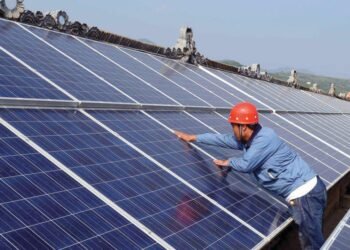 المركزي السعودي يدعو للتحول التدريجي من الوقود الأحفوري للطاقة الخضراء