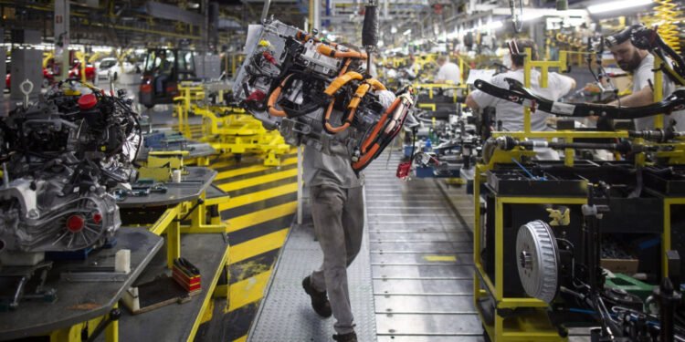 “رينو” تتعهد بخفض تكاليف بطاريات السيارات الكهربائية 20%