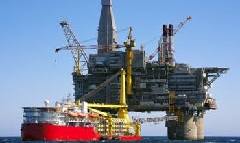 النفط يهبط للأسبوع الثاني ويغلق عند أدنى مستوى في شهر